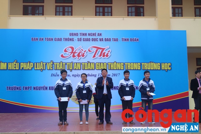 Ban tổ chức khen thưởng cho các thí sinh xuất sắc nhất Hội thi