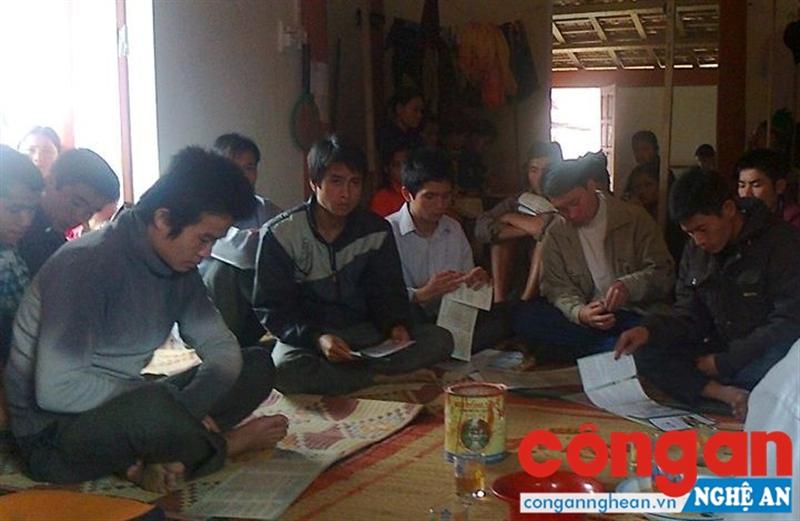 Buổi tư vấn pháp luật đã giúp bà con giải đáp những thắc mắc trong cuộc sống