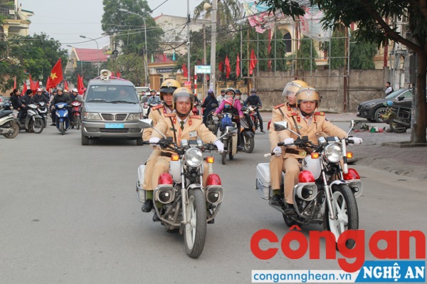 Ngay sau buổi lễ, các đơn vị tổ chức diễu hành tại một số tuyến đường chính trên địa bàn TP Vinh.