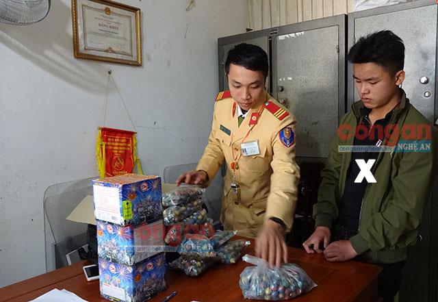  Đối tượng Nguyễn Vĩnh Hiếu (x) và tang vật tại cơ quan điều tra