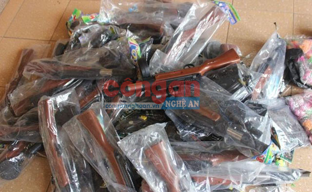 Công an phường Cửa Nam thu giữ đồ chơi bạo lực tại ốt kinh doanh tạp hóa của Sang.