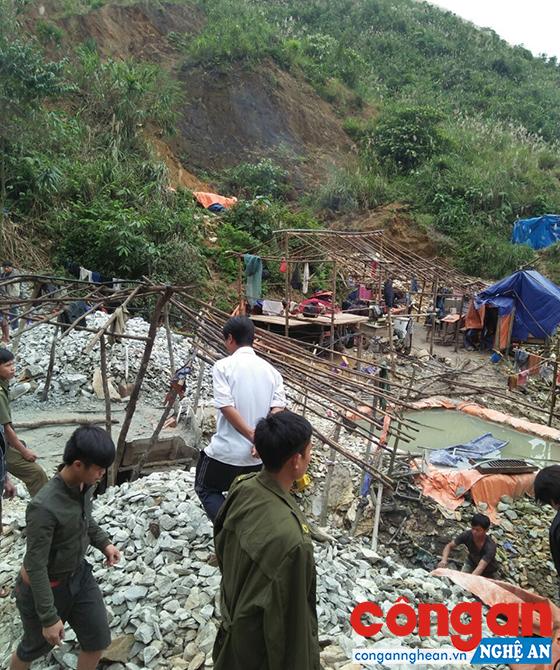 Tổ công tác liên ngành 3 xã tiến hành truy quét “vàng tặc” ở Pu Phen