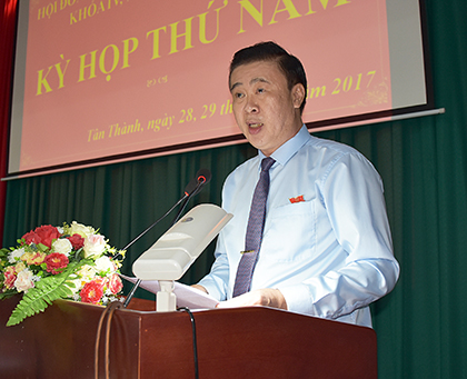 Đồng chí Huỳnh Văn Danh, Bí thư Huyện ủy, Chủ tịch HĐND huyện Tân Thành phát biểu khai mạc kỳ họp.