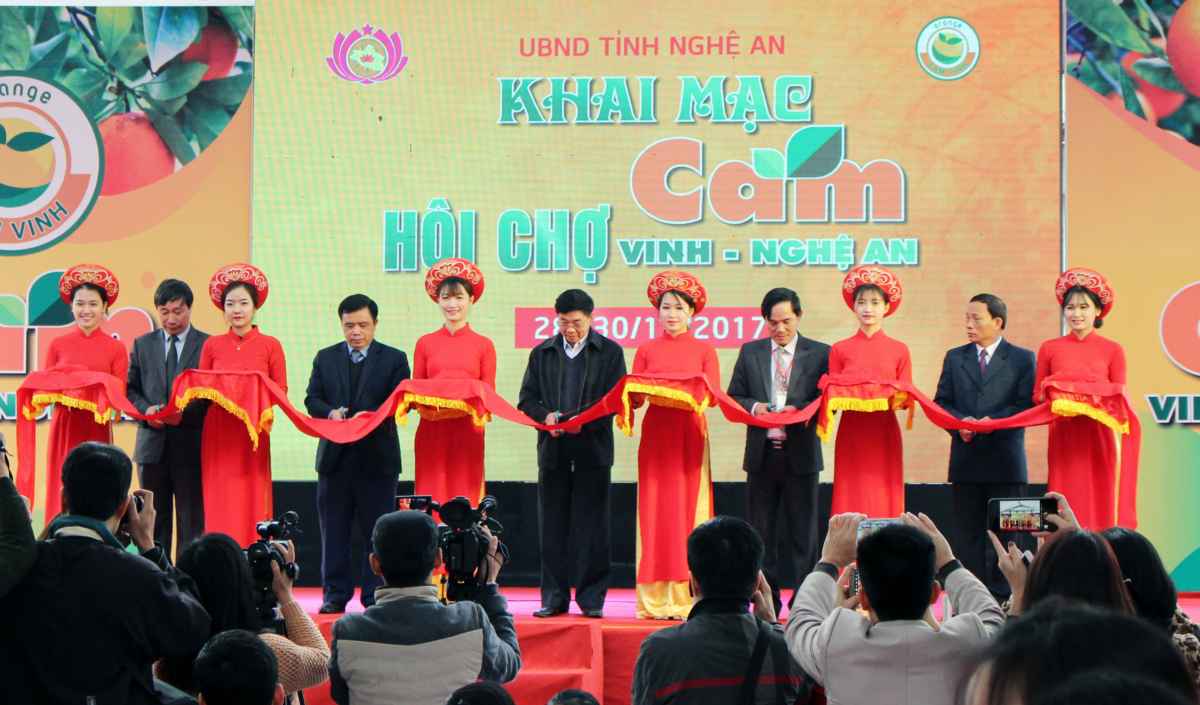 Cắt băng khai mạc hội chợ