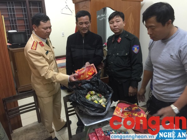 Đối tượng (áo đen) cùng tang vật tại cơ quan công an