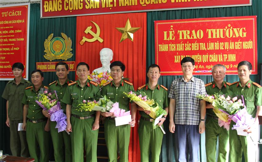 Lãnh đạo UBND tỉnh và Công an tỉnh trao thưởng cho Phòng Cảnh sát Hình sự                             và các đơn vị phối hợp về thành tích xuất sắc điều tra, làm rõ 2 vụ trọng án