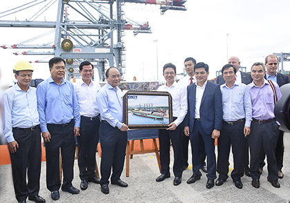 Thủ tướng Nguyễn Xuân Phúc thăm cảng CMIT nhân chuyến làm việc tại BR-VT.     Ảnh: THÀNH HUY