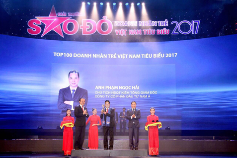 Anh Phạm Ngọc Hải, Chủ tịch Hội Doanh nhân trẻ BR-VT, Tổng Giám đốc công ty CP Đầu tư Nam Á nhận giải thưởng Sao đỏ 2017.