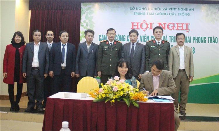 Cán bộ công nhân viên ký giao ước thi đua năm 2018.