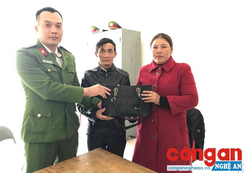 Đồng chí Đậu Đức Thái trao trả tài sản cho người đánh rơi