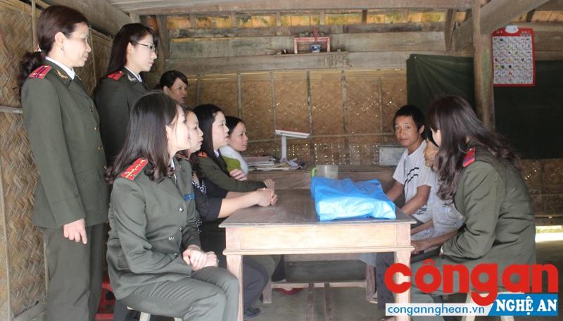 Hội Phụ nữ Công an tỉnh thường xuyên quan tâm đến những gia đình có hoàn cảnh khó khăn