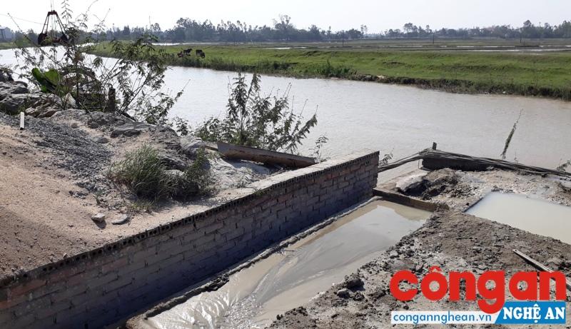 Công ty Bê tông Dầu Khí ngang nhiên xả thải ra sông đào
