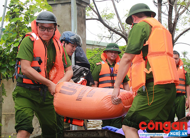Công an TP Vinh giúp dân sơ tán hàng hóa trong bão số 10
