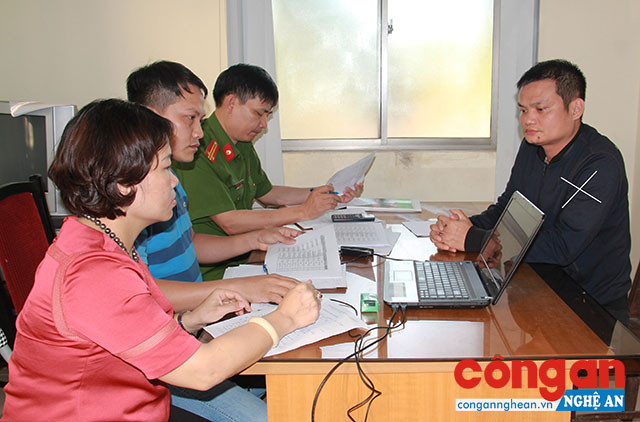 Phòng Cảnh sát Kinh tế lấy lời khai Trần Thế Hùng (x), đối tượng cầm đầu trong đường dây cá độ bóng đá
