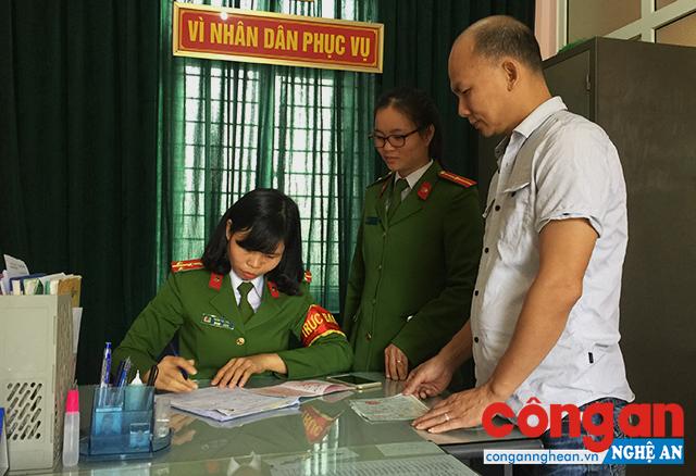 Công an phường Quán Bàu giải quyết thủ tục hành chính cho người dân