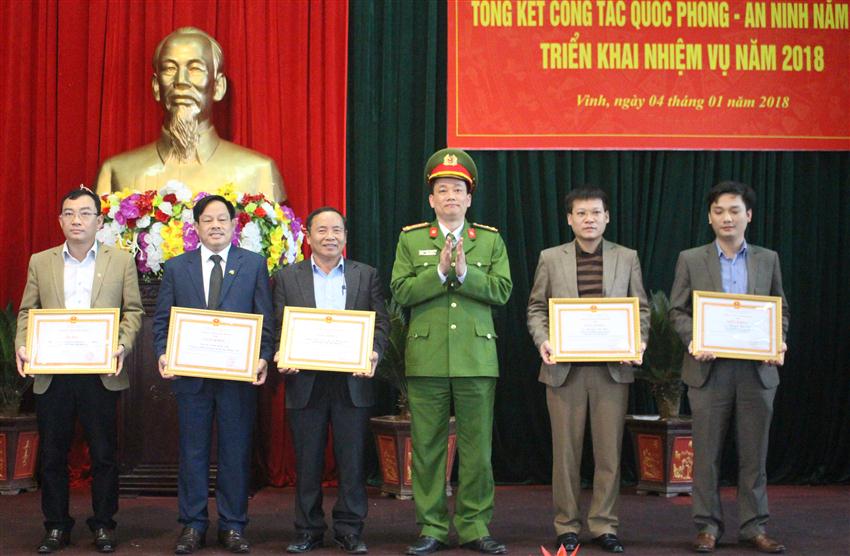 Khen thưởng cho các tập thể, cá nhân có thành tích xuất sắc trong công tác Quốc phòng - An ninh