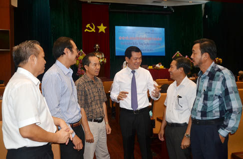  Đồng chí Nguyễn Hồng Lĩnh, Ủy viên Trung ương Đảng, Bí thư Tỉnh ủy, Chủ tịch HĐND tỉnh trao đổi với các doanh nhân bên lề hội nghị.