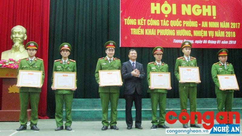 Đồng chí Chủ tịch UBND huyện trao giấy khen cho tập thể cá nhân.