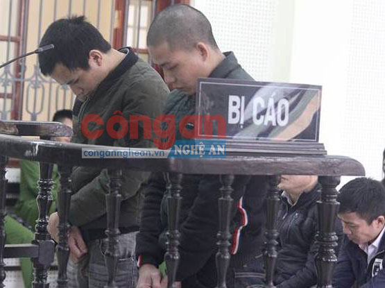 2 bị cáo Pịt Văn May và Lương Văn Dương tại phiên tòa