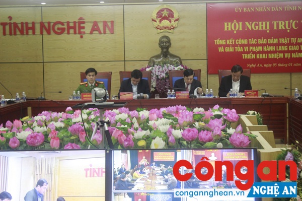 Các đồng chí chủ trì hội nghị trực tuyến tại điểm cầu UBND tỉnh