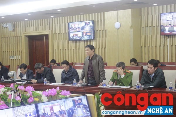 Phó Chủ tịch UBND TP Vinh Lê Sỹ Chiến phát biểu nêu lên một số giải pháp trong tổ chức giao thông, lập lại trật tự ATGT trên địa bàn TP 