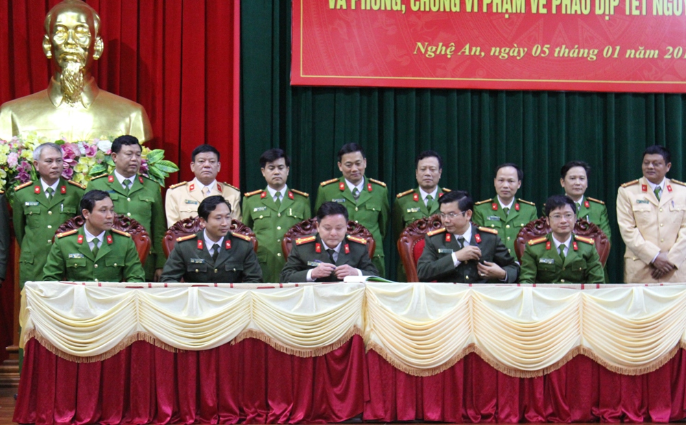 Đại diện lãnh đạo Phòng, Trưởng Công an các huyện, thành, thị ký cam kết tăng cường công tác đảm bảo TTATGT và kế hoạch phòng, chống các hành vi vi phạm về pháo dịp trước, trong và sau Tết Nguyên đán Mậu Tuất năm 2018
