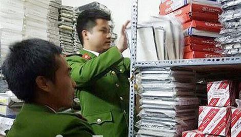 Cơ quan chức năng kiểm tra cơ sở kinh doanh phụ tùng ôtô tại phố Hoàng Đạo Thành.