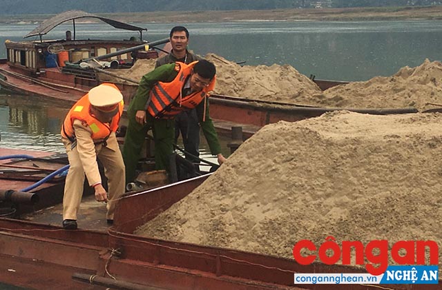 Lực lượng Cảnh sát Môi trường kiểm tra, bắt giữ các trường hợp vi phạm