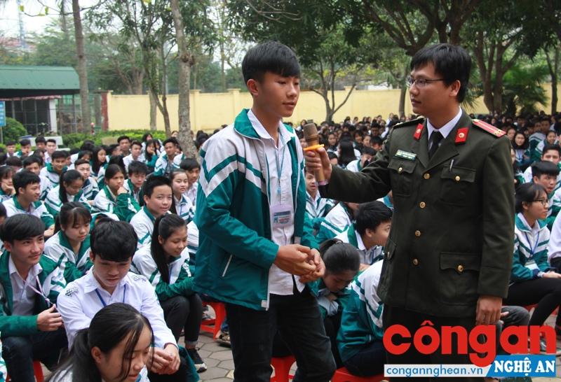 Thời gian qua, Công an các đơn vị, địa phương đã đẩy mạnh các hoạt động tuyên truyền, phổ biến pháp luật - Ảnh: Hồ Hưng