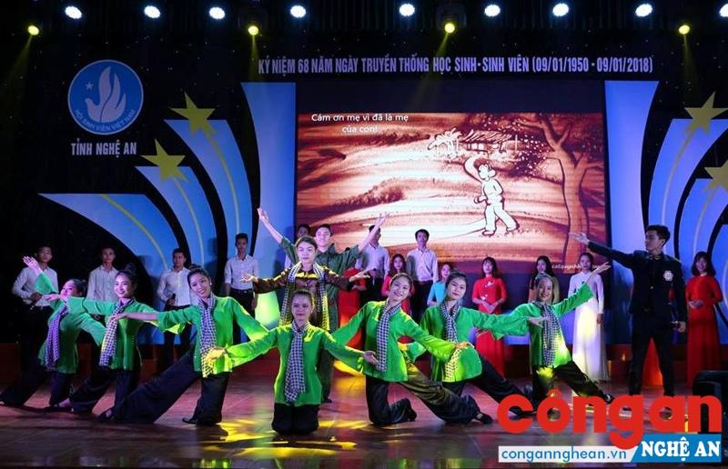 Các bạn trẻ tham gia chương trình ngày hội sinh viên