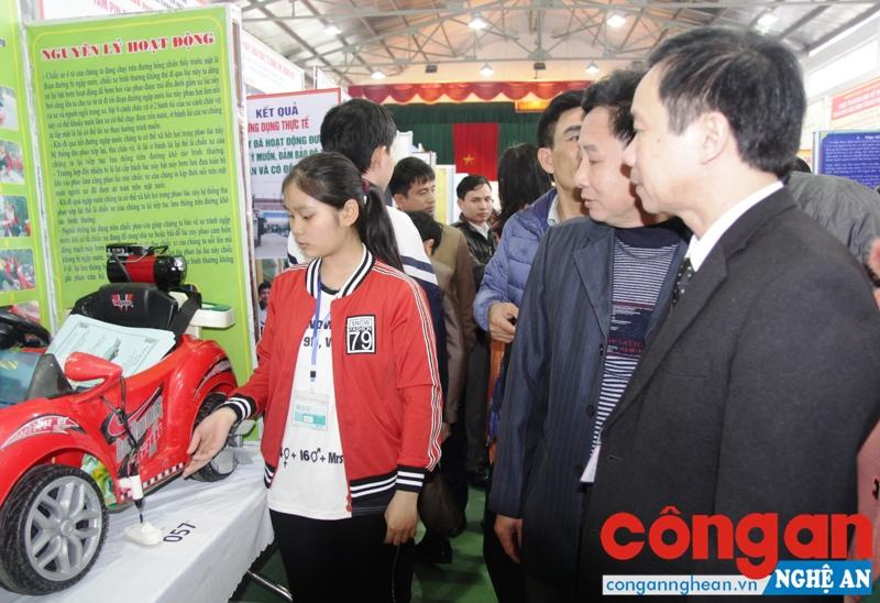 Học sinh thuyết trình về dự án của mình cho Ban tổ chức tại cuộc thi khoa học kỹ thuật dành cho học sinh trung học cấp tỉnh năm 2017 