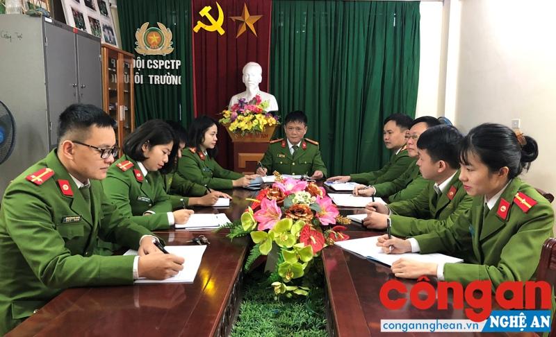 Đội Cảnh sát Môi trường Công an TP Vinh họp triển khai công tác đấu tranh phòng, chống tội phạm trên lĩnh vực môi trường dịp trước, trong và sau Tết Nguyên đán Mậu Tuất 2018