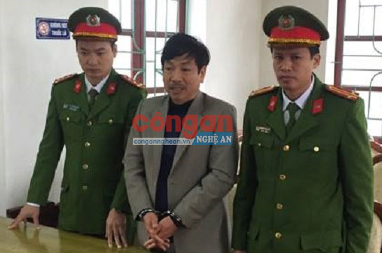 Đối tượng Huân (giữa) tại cơ quan điều tra