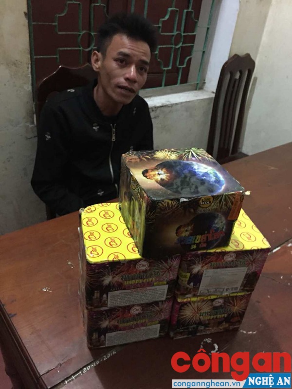 Đối tượng cùng tang vật tại cơ quan công an
