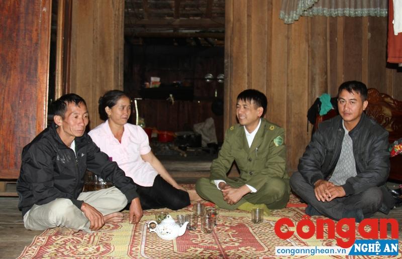 Đồng chí Vi Văn Sơn, Trưởng Công an xã Ngọc Lâm tuyên truyền về pháp luật cho người dân tại bản Hiển 