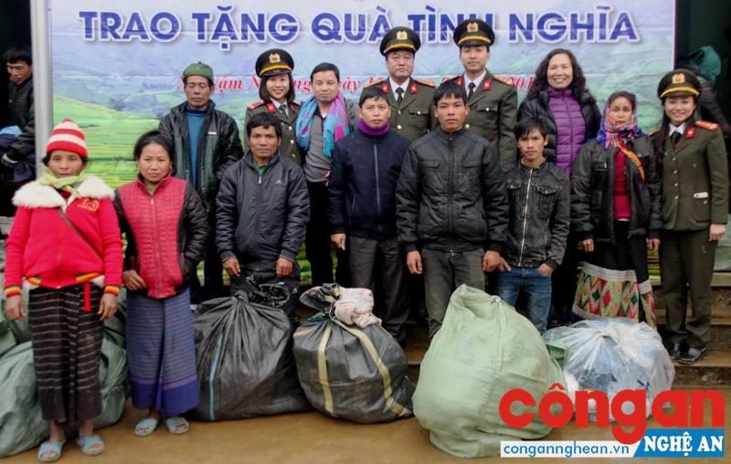 Trao quà cho bà con xã Nậm Nhóong