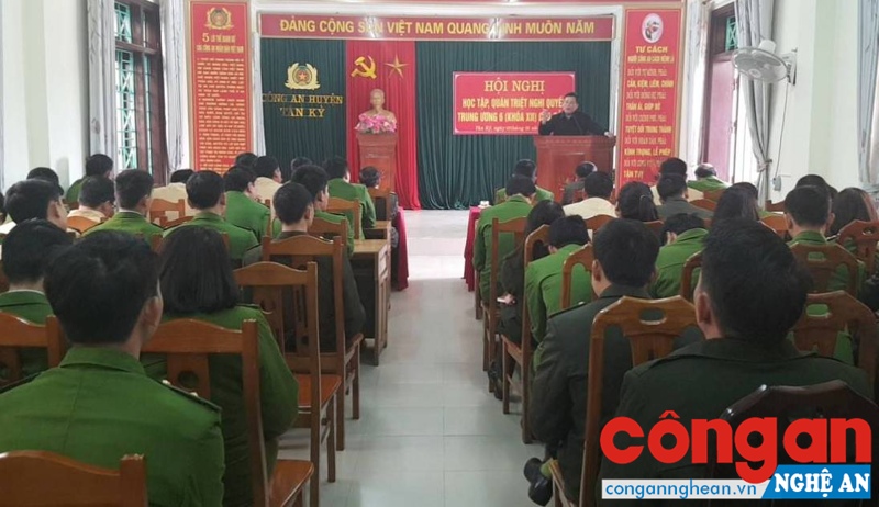 Cán bộ, chiến sỹ Công an huyện Tân Kỳ tham gia học tập Nghị quyết