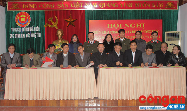 Cán bộ công chức ký cam kết triển khai phong trào Toàn dân bảo vệ ANTQ năm 2018.    