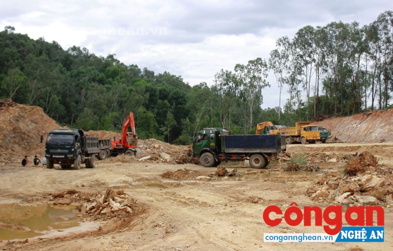 Tình trạng khai thác khoáng sản trái phép khu vực giáp ranh xã Trường Sơn, huyện Đức Thọ, tỉnh Hà Tĩnh và xã Nam Kim, huyện Nam Đàn, tỉnh Nghệ An còn diễn ra (Ảnh chụp tháng 7/2017)
