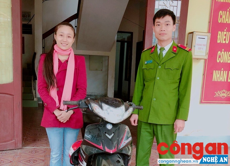 Cán bộ Công an phường trao trả tài sản cho bị hại