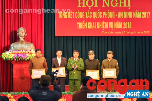 Các cá nhân, tập thể có thành tích xuất sắc trong công tác đảm bảo QP-AN trên địa bàn nhận Bằng khen, Giấy khen của Bộ Công an, UBND tỉnh, Công an tỉnh và UBND huyện, Công an huyện trao tặng