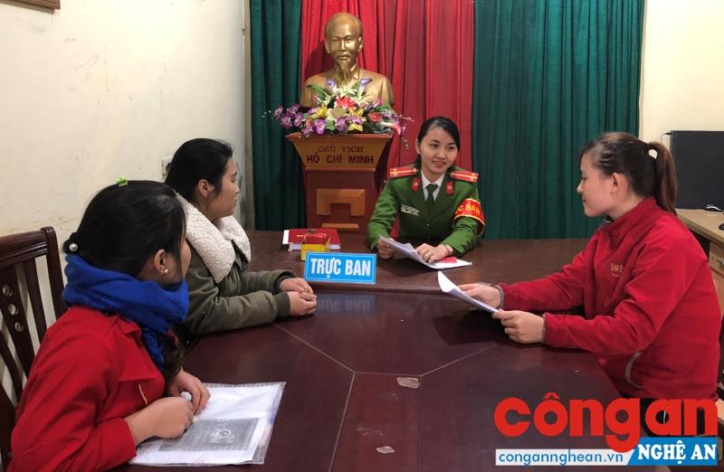 Cán bộ trực ban Công an phường Cửa Nam tiếp nhận và giải quyết các thủ tục hành chính cho nhân dân