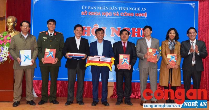 Sở KH&CN bàn giao các đề tài, dự án nghiên cứu KH&CN năm 2017 cho các địa phương, ban, ngành liên quan