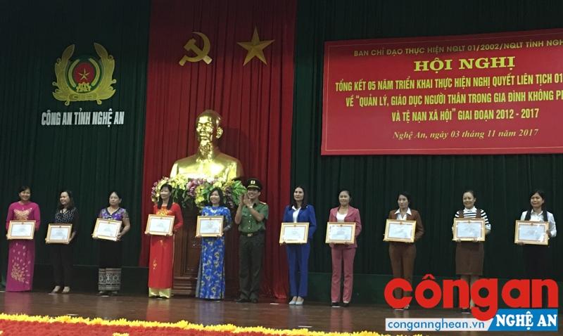 Chị Vương Thị Quý (thứ 5 từ trái sang), Chủ tịch Hội LHPN huyện Đô Lương được Giám đốc Công an tỉnh Nghệ An khen thưởng tại Hội nghị tổng kết 5 năm thực hiện NQLT số 01/TW về “Quản lý, giáo dục người thân trong gia đình không phạm tội và tệ nạn xã hội”