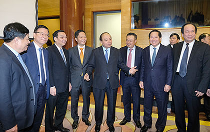 Thủ tướng Nguyễn Xuân Phúc trao đổi bên lề hội nghị. Ảnh: QUANG HIẾU 
