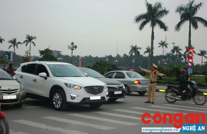 Cảnh sát Giao thông Công an TP Vinh làm nhiệm vụ tại các giao lộ 