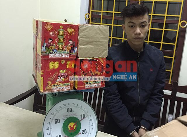  Đối tượng và tang vật bị Công an phường Bến Thủy, TP Vinh bắt giữ liên quan đến vi phạm về pháo