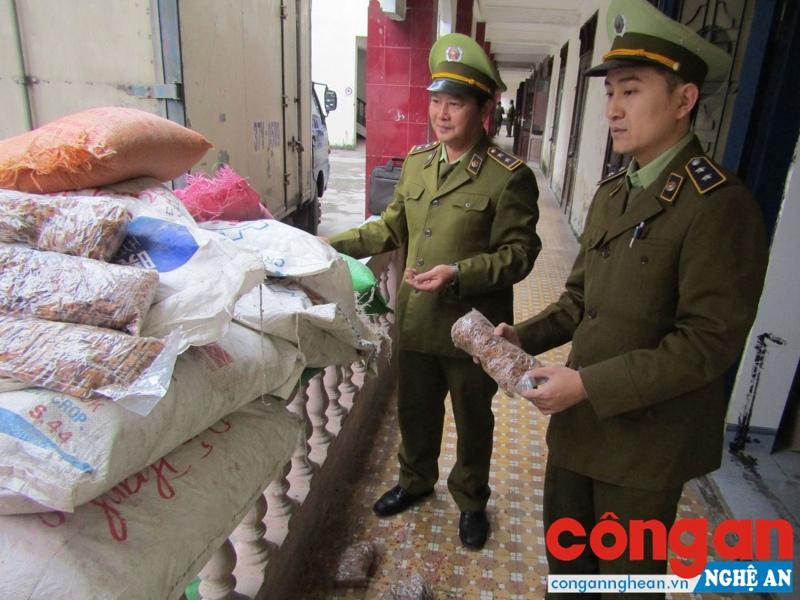 Lực lượng chức năng phát hiện cơ sở kinh doanh thực phẩm không rõ nguồn gốc