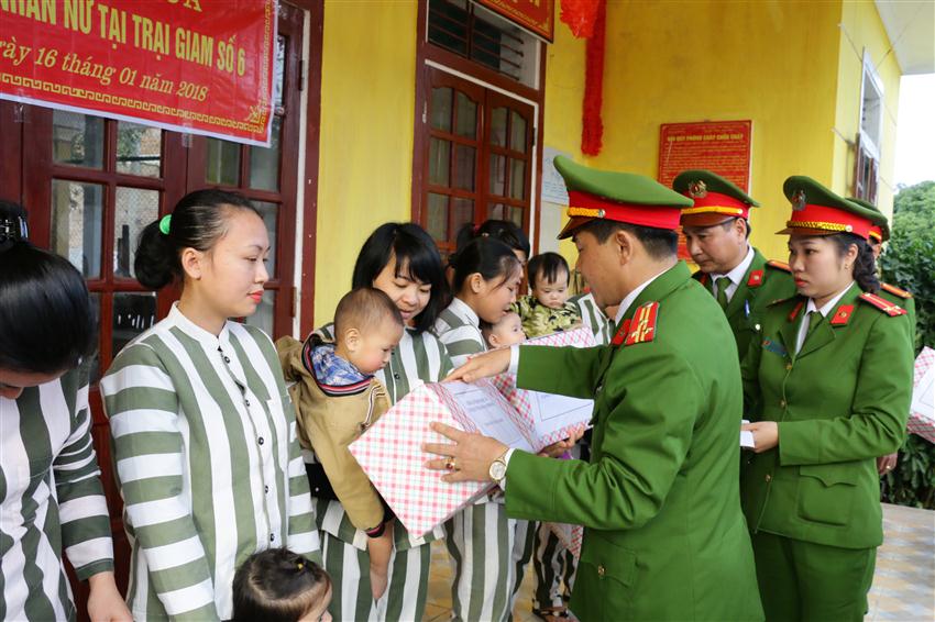 Đồng chí Thượng tá Nguyễn Hữu Thịnh- TP trao qua cho các cháu