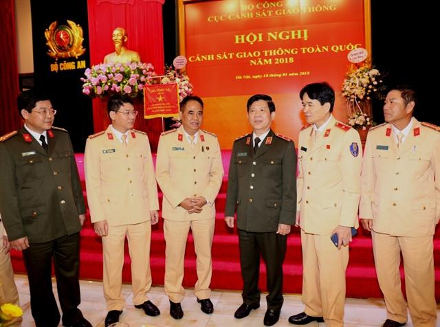 Thứ trưởng Nguyễn Văn Sơn trao đổi cùng các đại biểu dự Hội nghị.